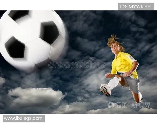 足球巨星挑战极限技艺将足球精准踢入篮球筐的精彩瞬间